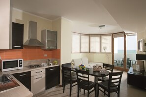Deluxe Suite (4 people) | Private kitchen | Fridge, stovetop, dishwasher, coffee/tea maker - Hotel & Residence Il Teatro (Jesolo)
