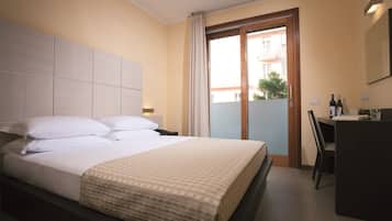 Deluxe Suite (4 people) | In-room safe, desk, soundproofing, iron/ironing board