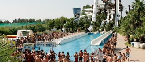 Piscina a l'aire lliure i gandules