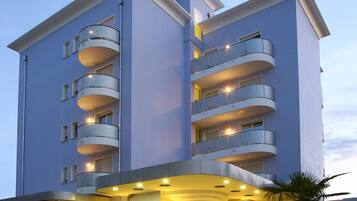 Vista frontal de la propiedad por la tarde o noche