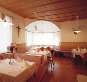 Breakfast, lunch, dinner served; Italian cuisine 