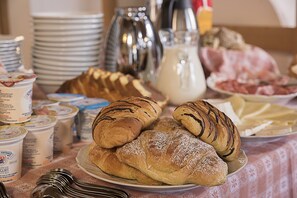 A breakfast buffet with pastries, dairy products, and meats. - Waldheim Belvedere (Bressanone)
