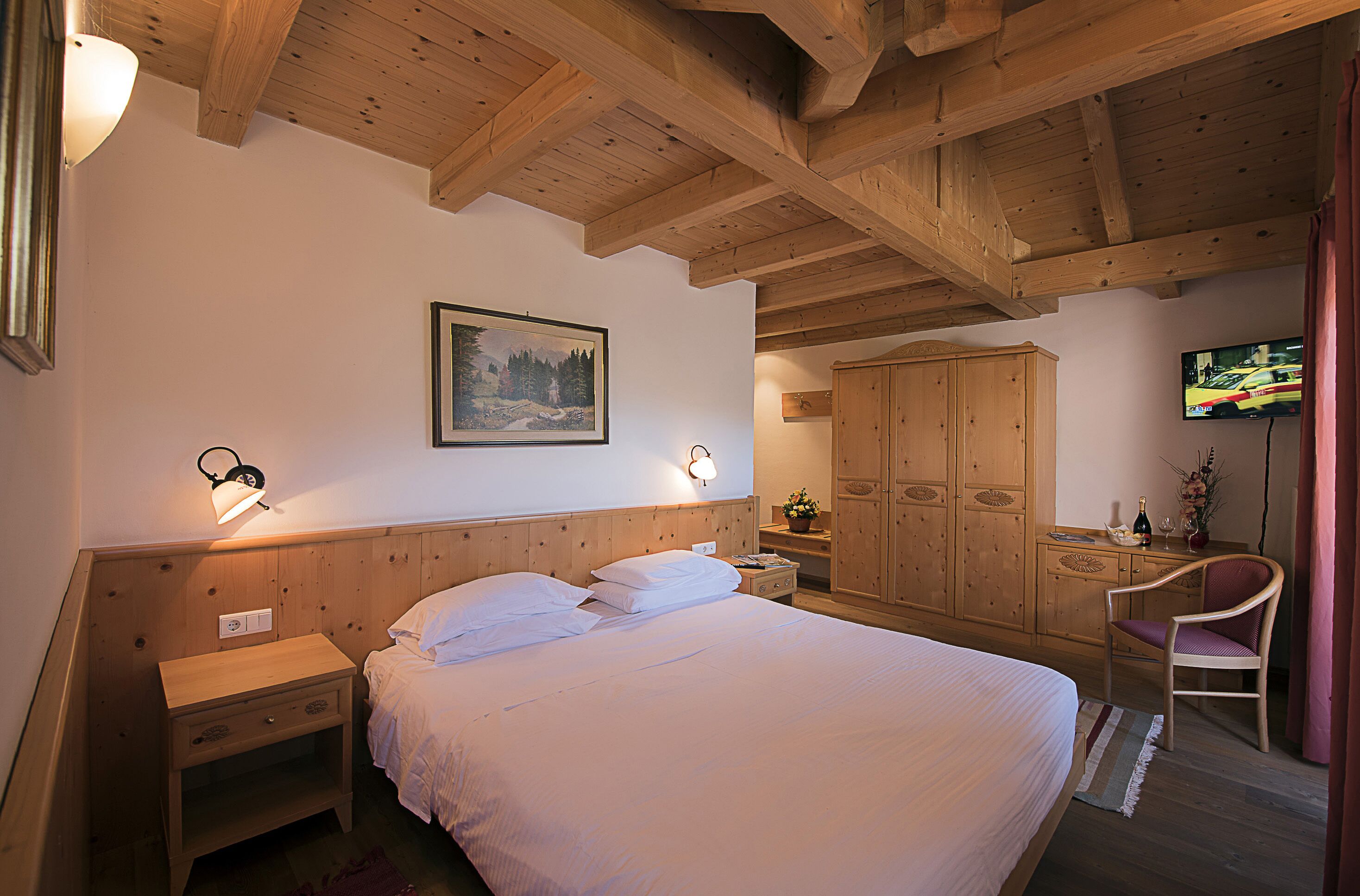 Chambre Double ou avec lits jumeaux, balcon, vue montagne | Draps italiens Frette, surmatelas, bureau, chambres insonorisées