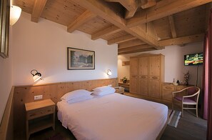 Double or Twin Room, Balcony, Mountain View | Frette Italian sheets, pillowtop beds, desk, soundproofing - Waldheim Belvedere (Bressanone)