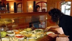 Un bufé con diversos alimentos y utensilios.