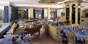 Breakfast, lunch, dinner served; Italian cuisine