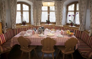 Petit déjeuner, déjeuner et dîner servis sur place