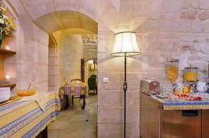 Lunch and dinner served, French cuisine