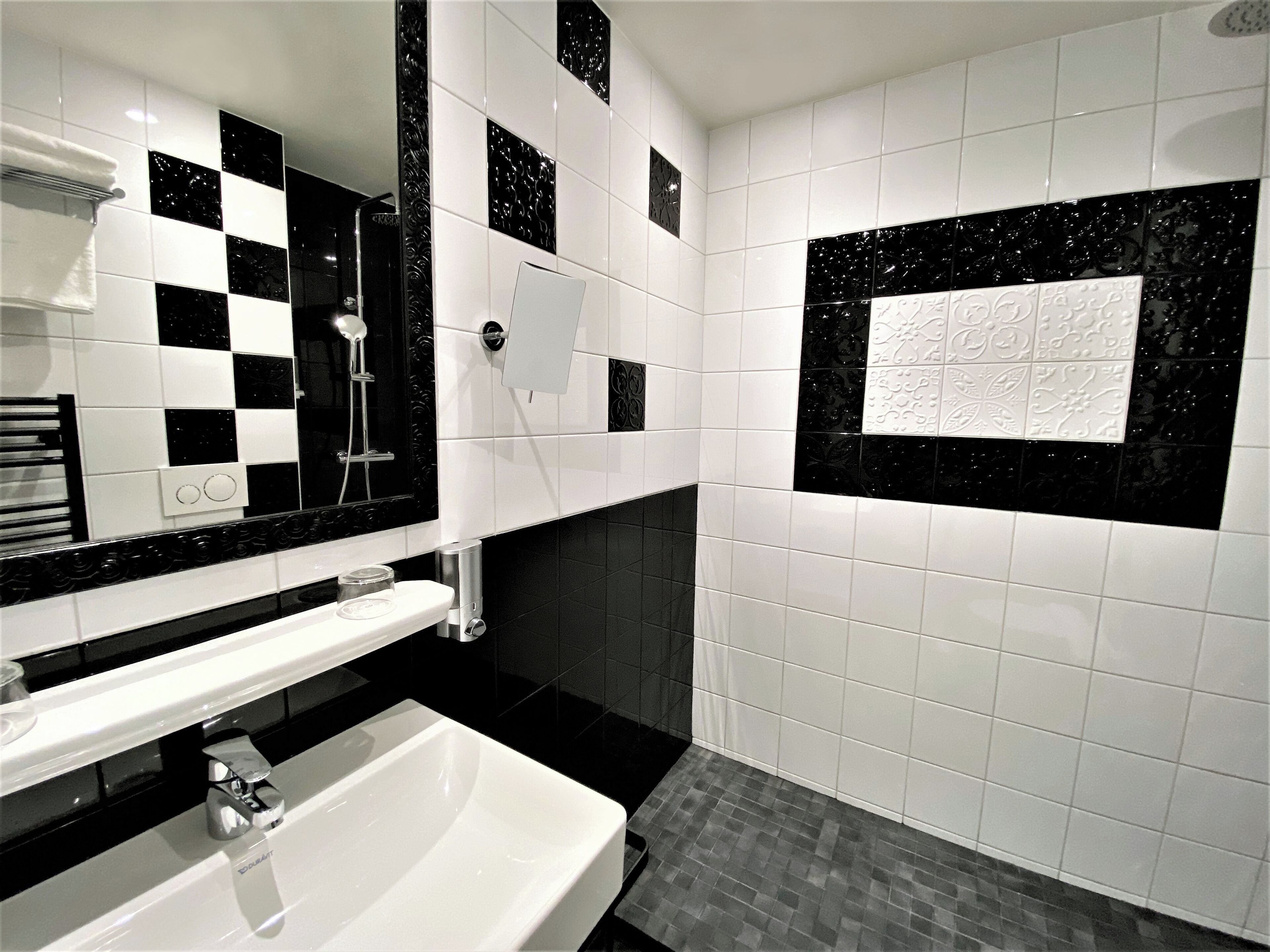 chambre de luxe | bathroom | shower, rainfall showerhead, free toiletries, hair dryer