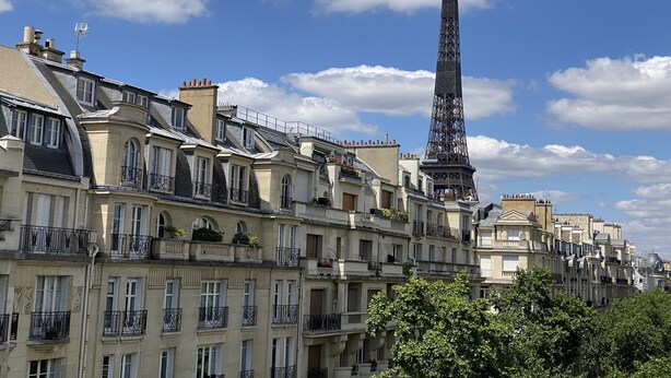 A view of the Eiffel Tower with surrounding Parisian buildings. - Hotel Le Cercle Tour Eiffel (Paris)