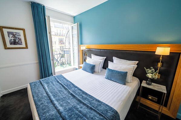 Chambre Classique - Balcon Tour Eiffel | 高級寝具、テンピュール、セーフティボックス (室内)、客室ごとに異なる装飾