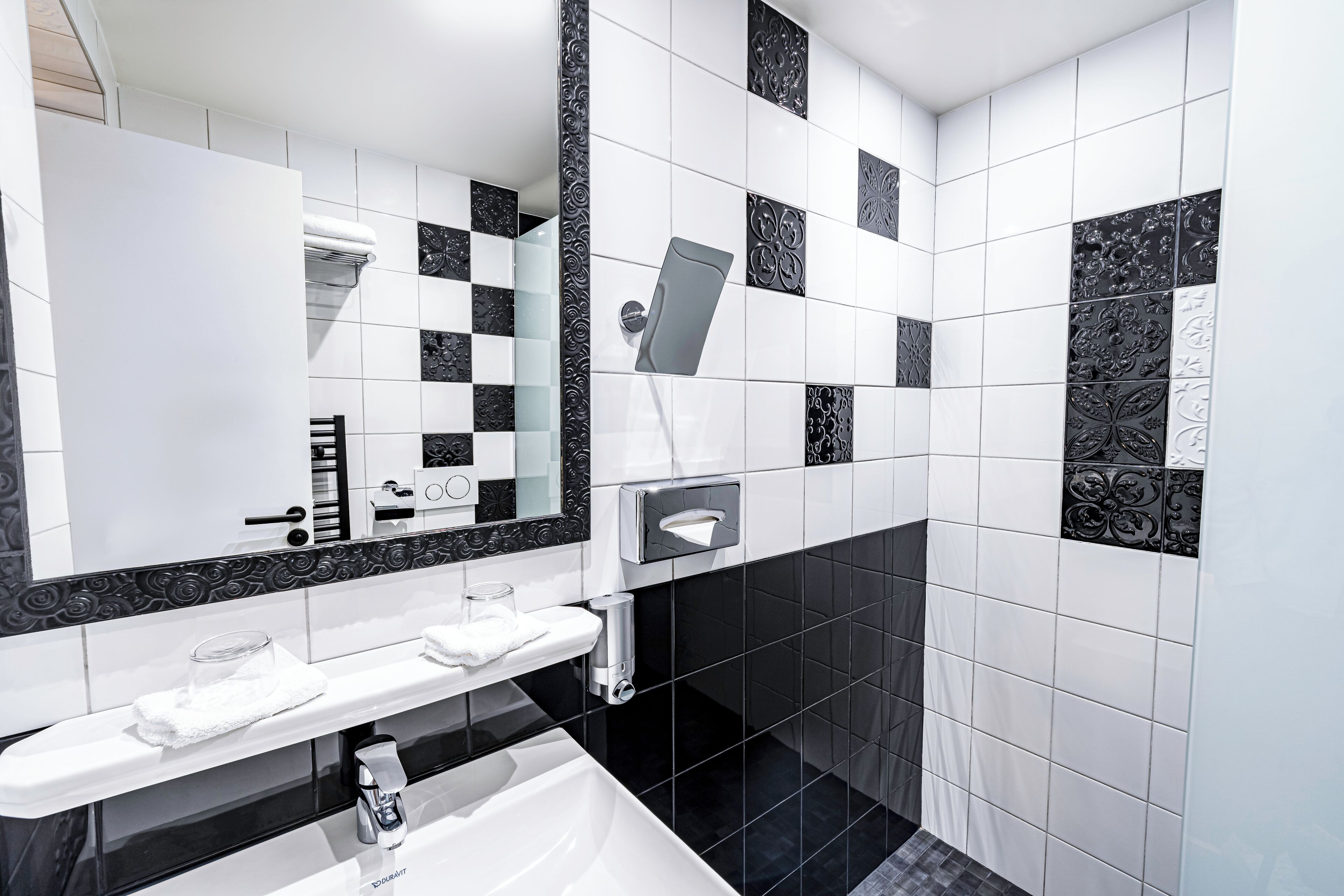 chambre superieure | bathroom | shower, rainfall showerhead, free toiletries, hair dryer
