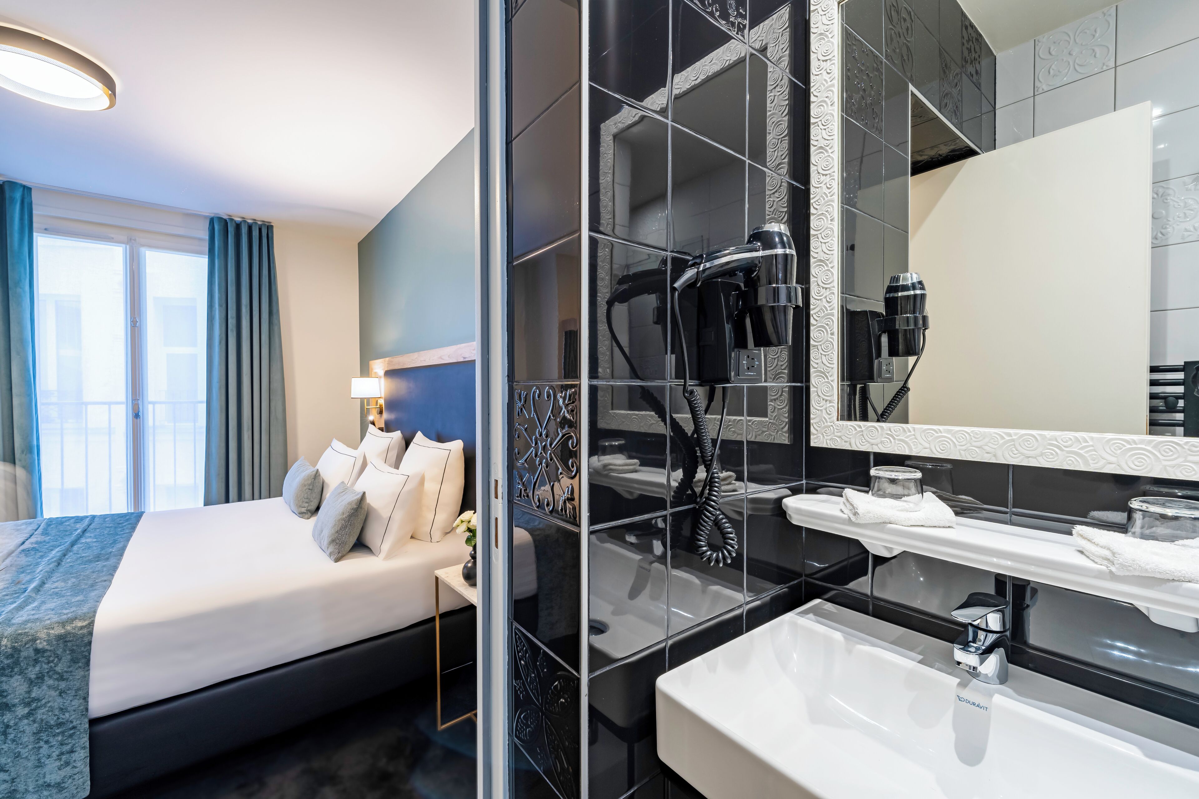 chambre familiale avec 2 salles de bain | bathroom | shower, rainfall showerhead, free toiletries, hair dryer