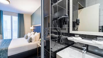 Chambre Familiale avec 2 salles de bain | Banheiro | Chuveiro, chuveiro com efeito de chuva, produtos de toalete grátis
