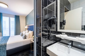 Chambre Familiale avec 2 salles de bain | Baño | Regadera, regadera tipo lluvia, amenidades de baño gratuitas 