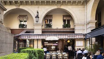 Tägliches kontinentales Frühstück (8.5 EUR pro Person)