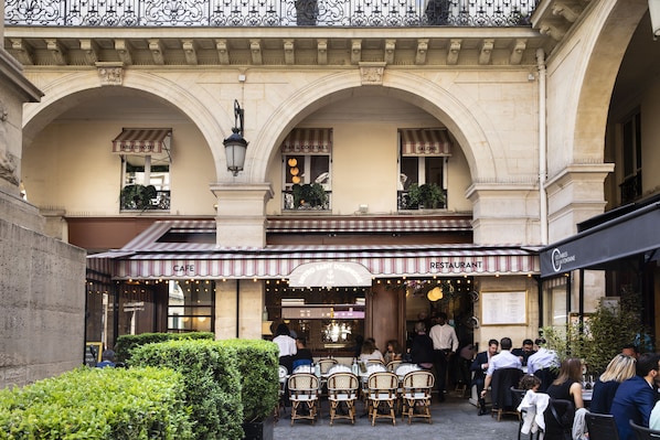 Daily continental breakfast (EUR 8.5 per person)