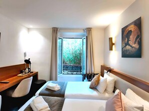 Habitación con 2 camas individuales | Minibar, caja de seguridad en la habitación y insonorización 