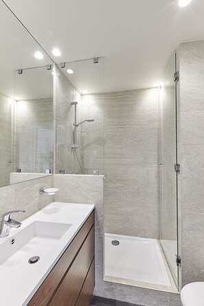 Shower, free toiletries, hair dryer, towels - Hôtel Royal Phare (Paris)