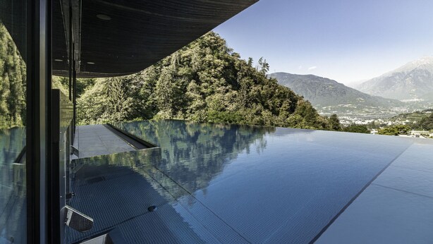 An infinity pool with a clear view of a mountainous landscape. - Prinz Rudolf Smarthotel (Merano)