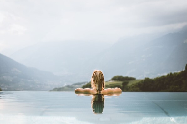 Indoor pool, seasonal outdoor pool, pool loungers