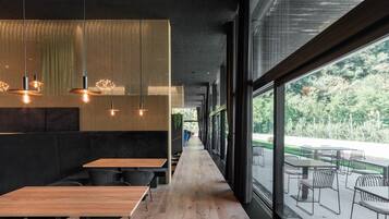 Se sirven desayunos, comidas y cenas con vista al jardín