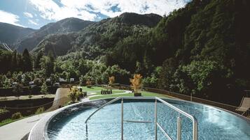 실내 수영장, 시즌별로 운영되는 야외 수영장, 일광욕 의자