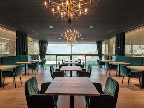 Petit déjeuner, déjeuner et dîner servis sur place, vue sur le jardin