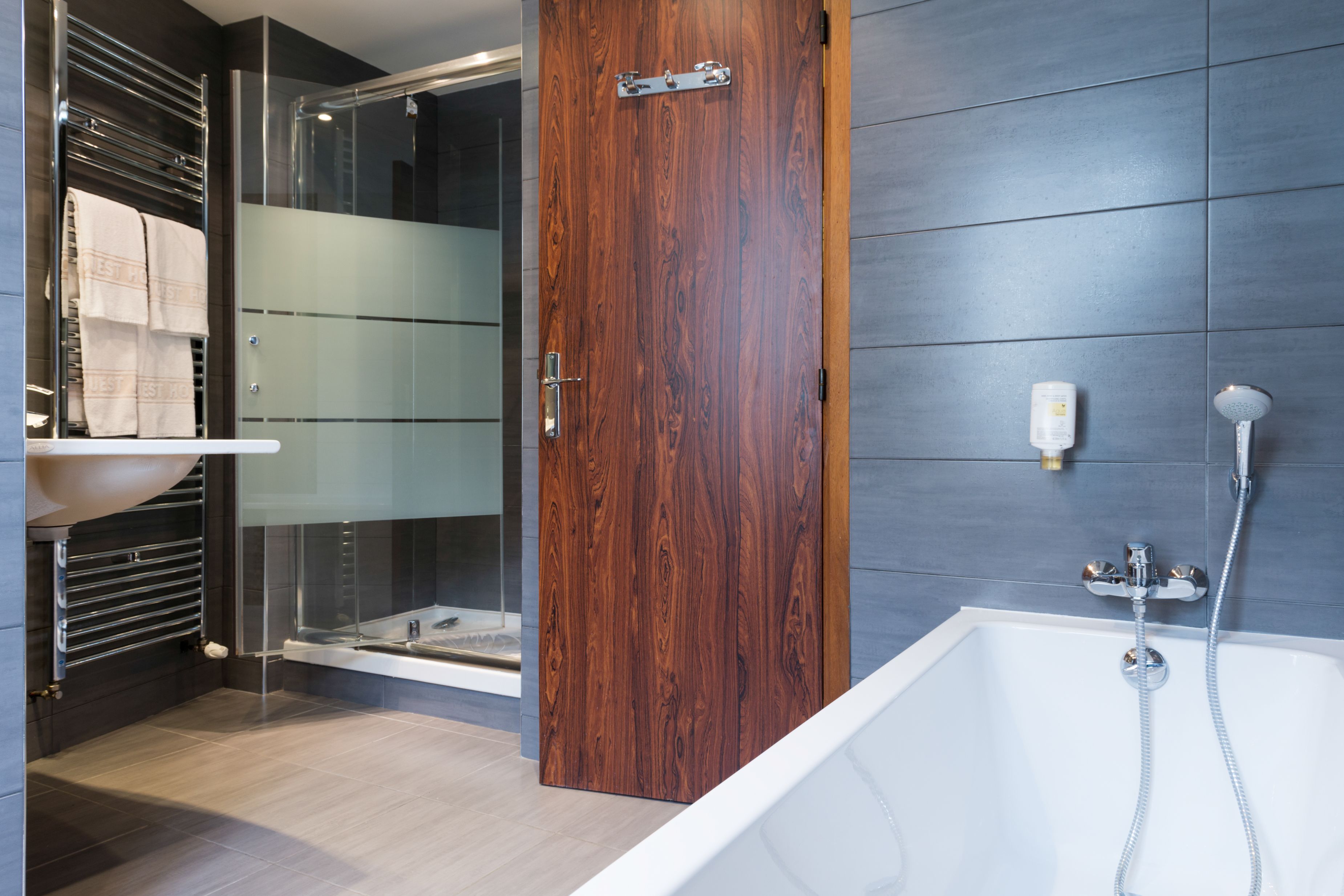 Standard Twin Room, 2 Single Beds | Bathroom | Hair dryer, towels