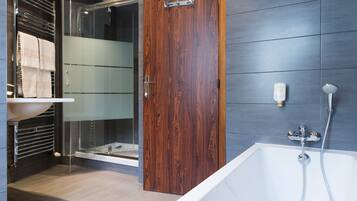 Standard Twin Room, 2 Single Beds | Bathroom | Hair dryer, towels