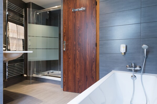 Standaard Twin kamer, 2 eenpersoonsbedden | Badkamer | Een haardroger, handdoeken