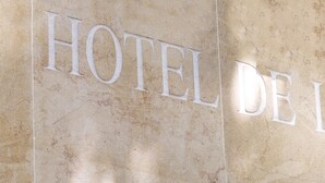 A stone wall with the inscription "HOTEL DE L'EUROPE" in large, capital letters. - Hotel Léna Paris (Paris)