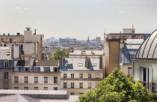 Un paisaje urbano con varios edificios, incluyendo una torre destacada a lo lejos.