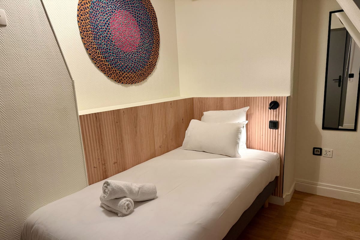 Enkeltrom | Safe på rommet, skrivebord, lydisolert og strykejern/-brett