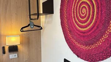 Een kluis op de kamer, een bureau, geluiddichte muren