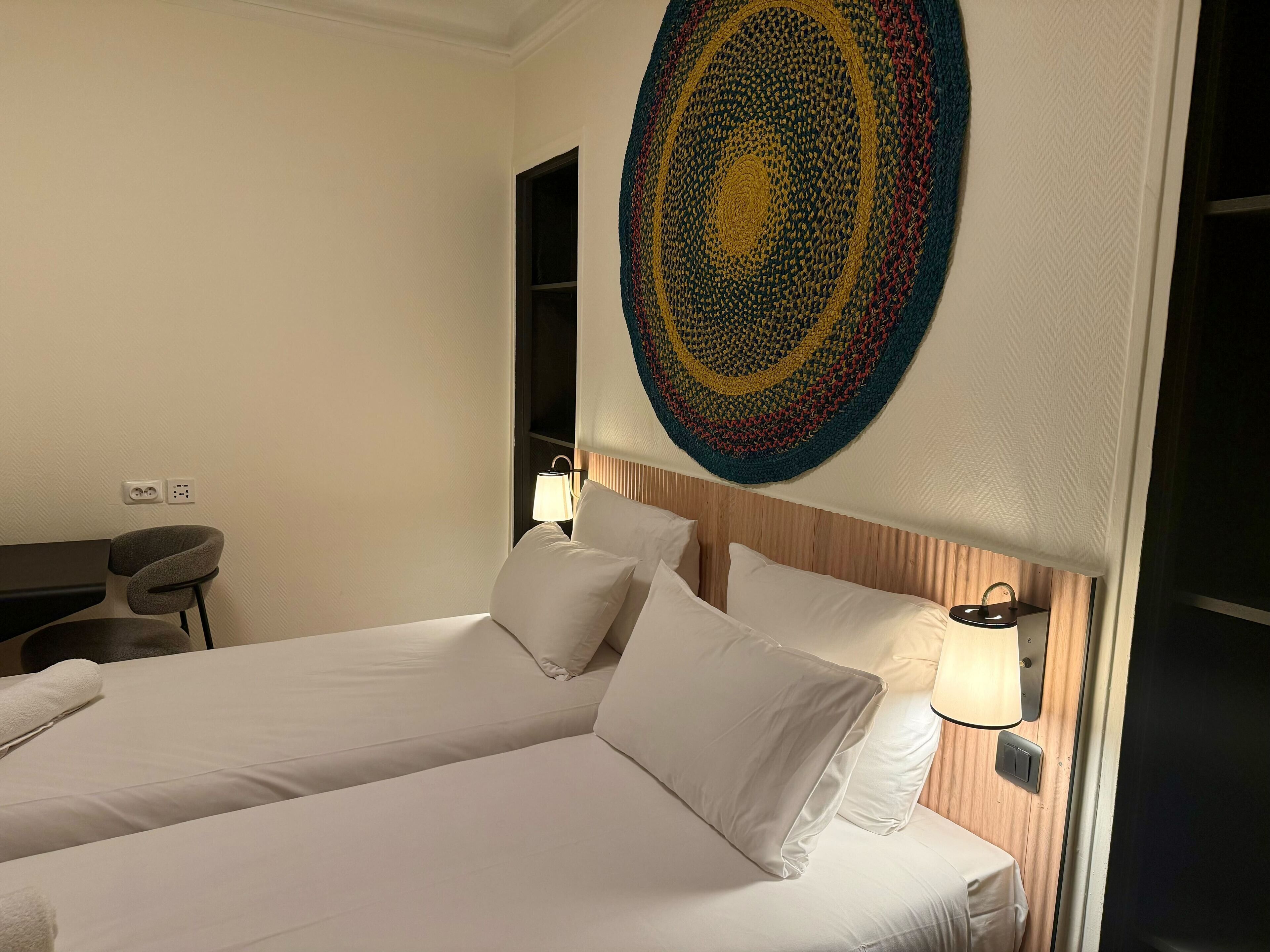 Tomannsrom – standard | Safe på rommet, skrivebord, lydisolert og strykejern/-brett