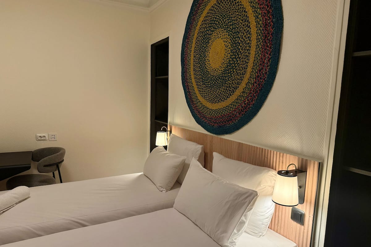 Tomannsrom – standard | Safe på rommet, skrivebord, lydisolert og strykejern/-brett