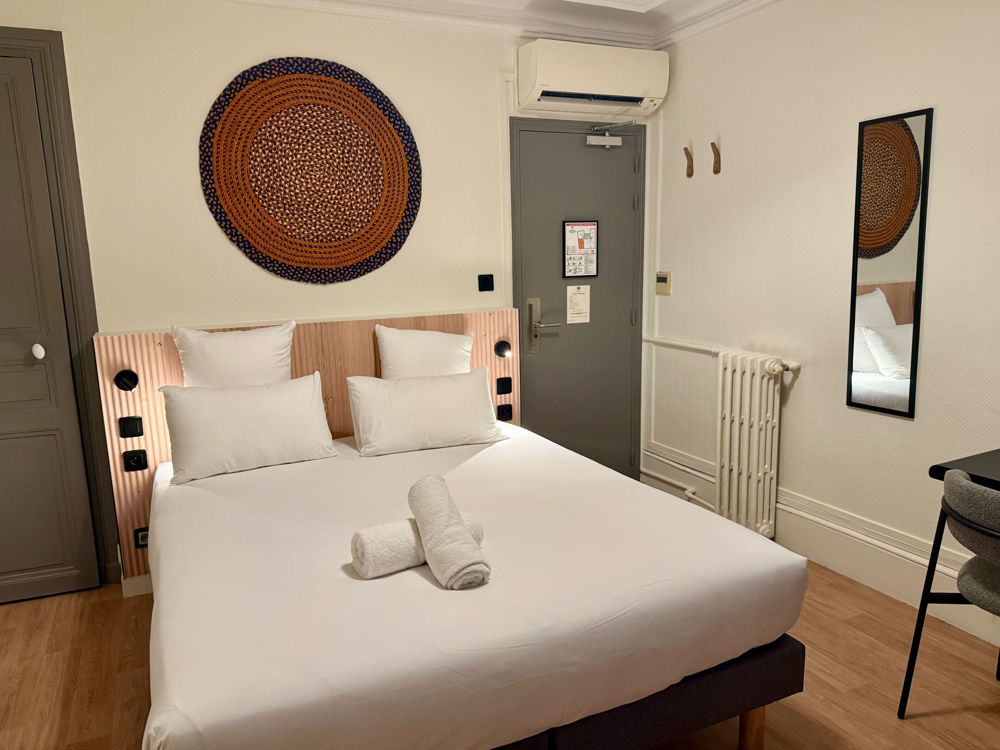 Habitación doble | Caja fuerte, escritorio, sistema de insonorización