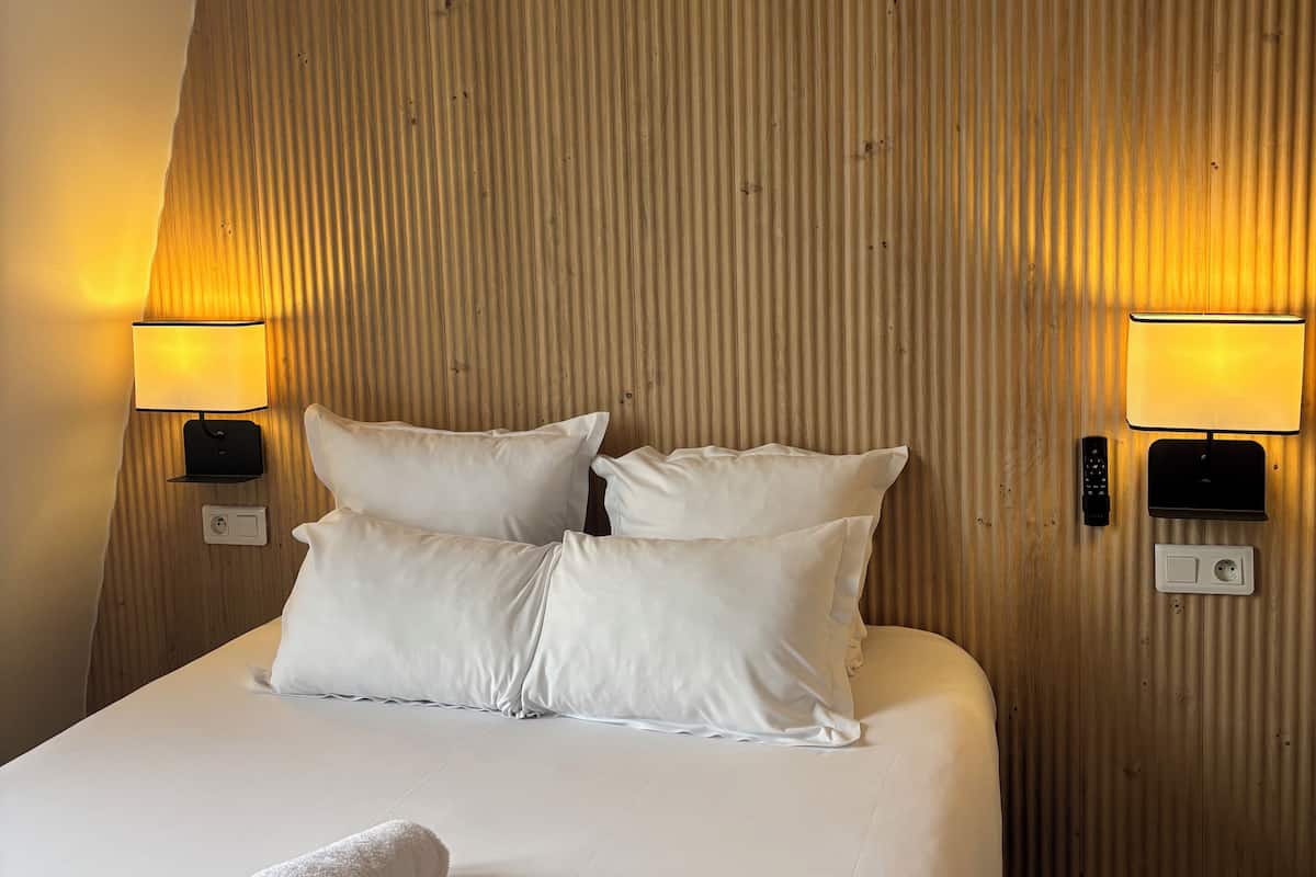 Kamar Double | Brankas, meja kerja, kedap suara, dan setrika/meja setrika