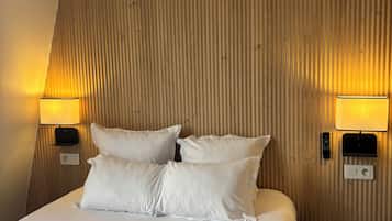 Tweepersoonskamer | Een kluis op de kamer, een bureau, geluiddichte muren