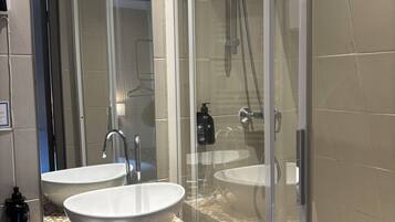 Een haardroger, handdoeken