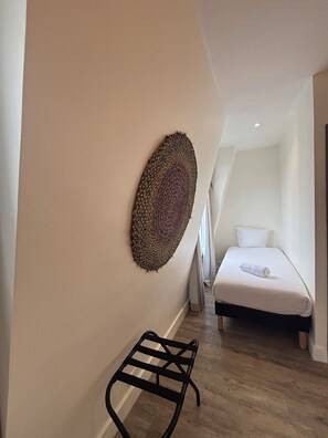 Firemannsrom | Safe på rommet, skrivebord, lydisolert og strykejern/-brett