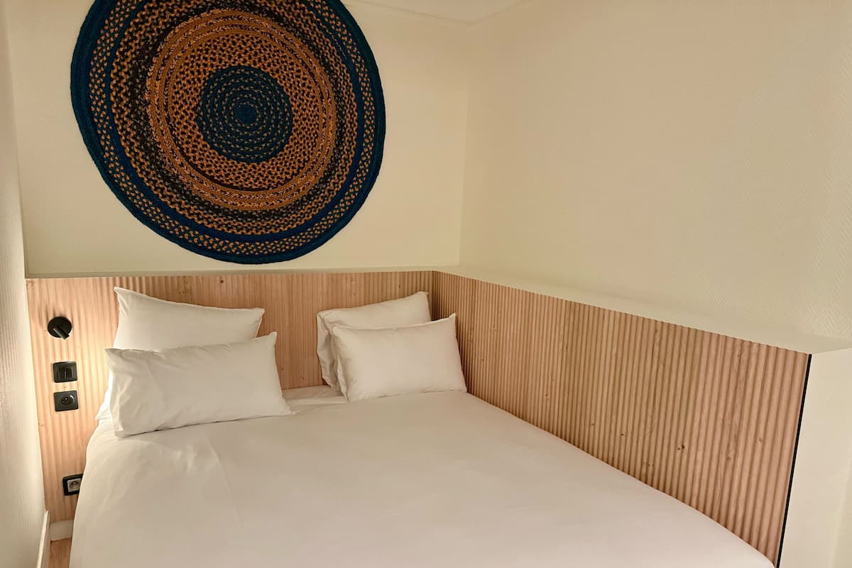 Safe på rommet, skrivebord, lydisolert og strykejern/-brett