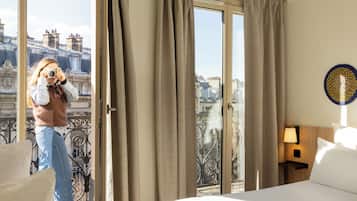 Escritorio, cortinas blackout y sistema de insonorización