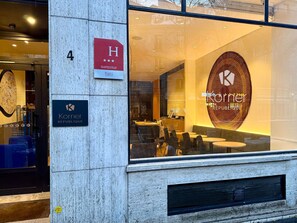 Front of property - Korner République (Paris)