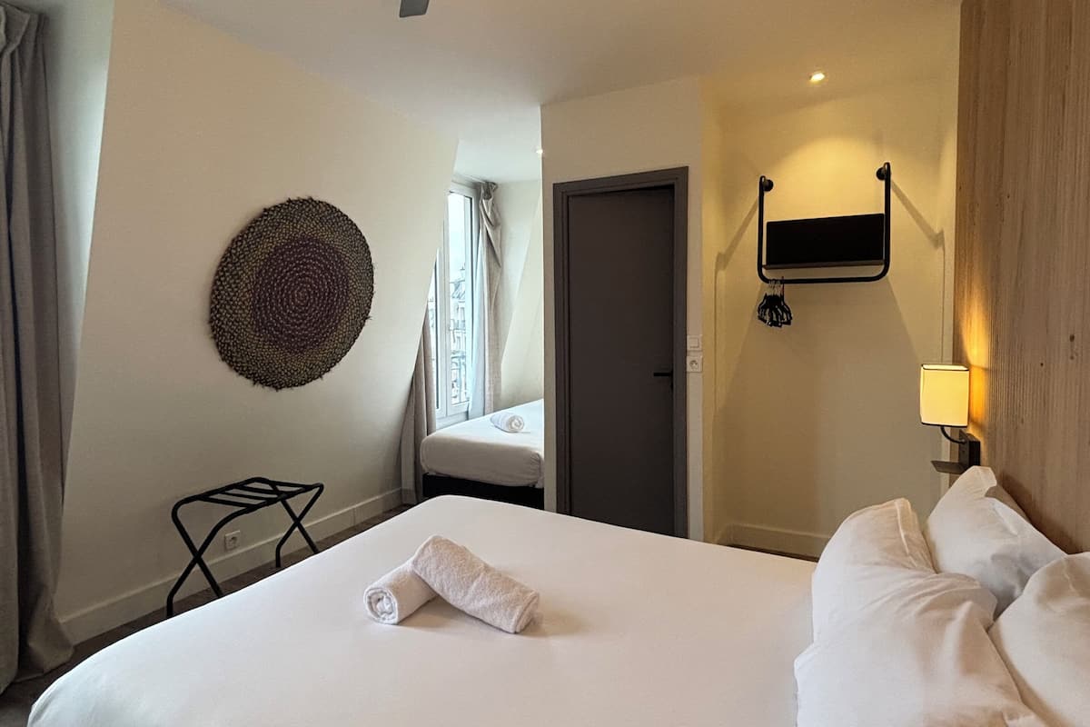 Kamar Triple | Brankas, meja kerja, kedap suara, dan setrika/meja setrika