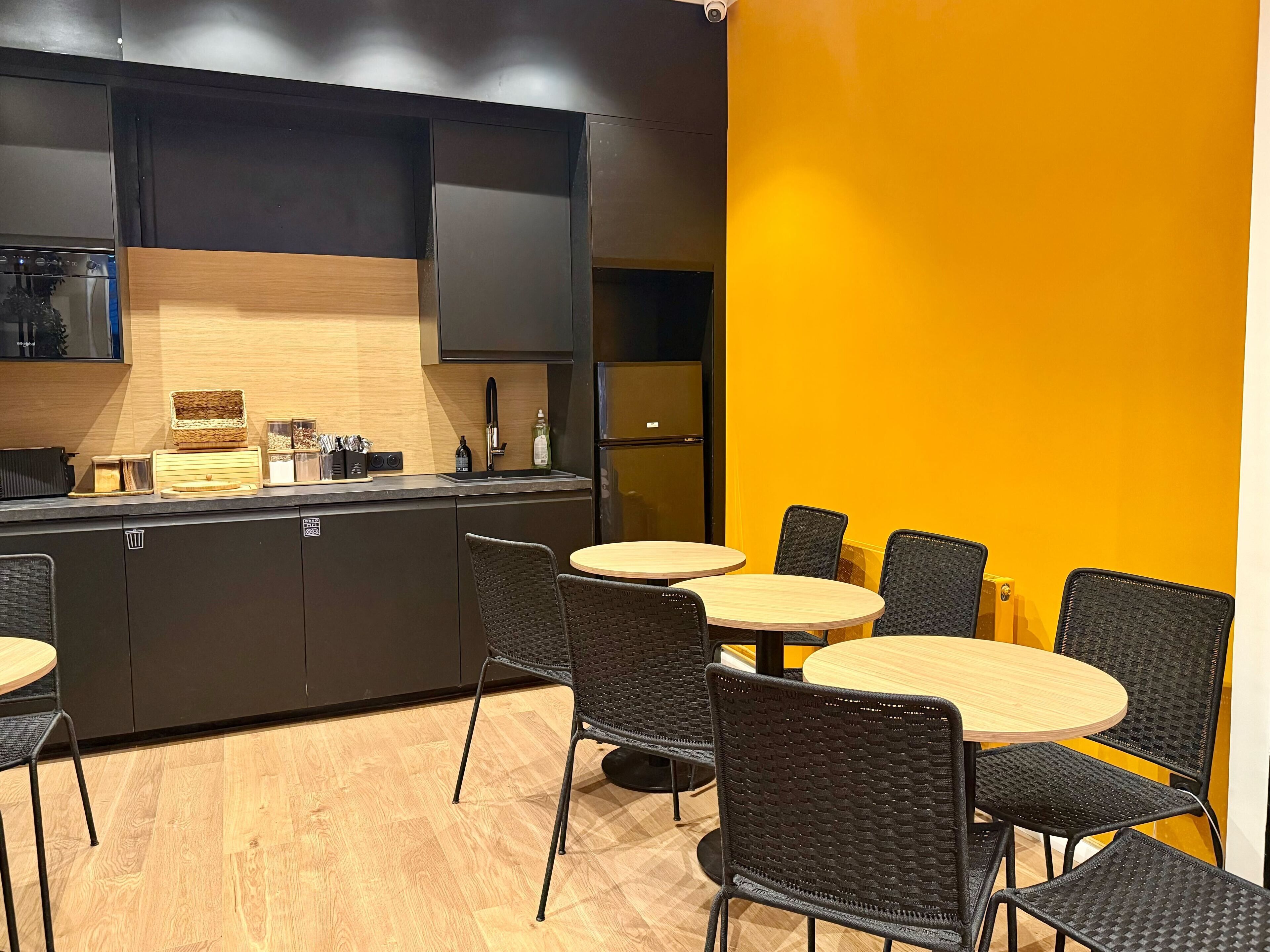 Se ofrece un desayuno bufé (15 EUR por persona)