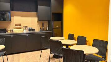 Se ofrece un desayuno bufé (15 EUR por persona)