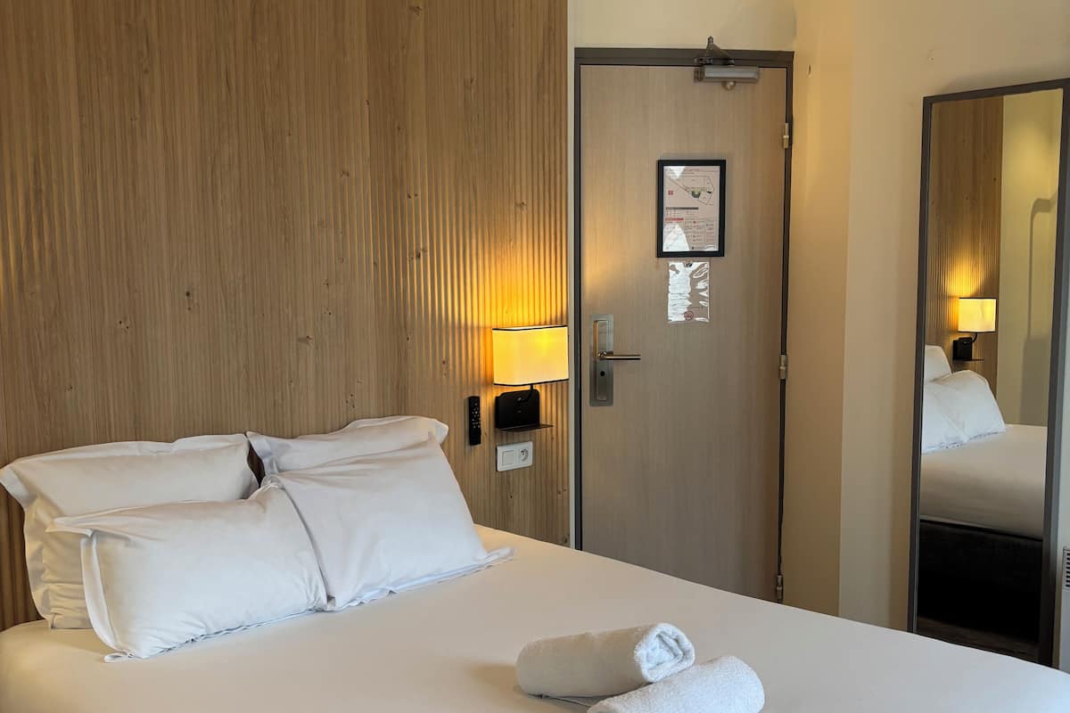 Kamar Quadruple | Brankas, meja kerja, kedap suara, dan setrika/meja setrika