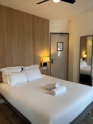 Kamar Quadruple | Brankas, meja kerja, kedap suara, dan setrika/meja setrika